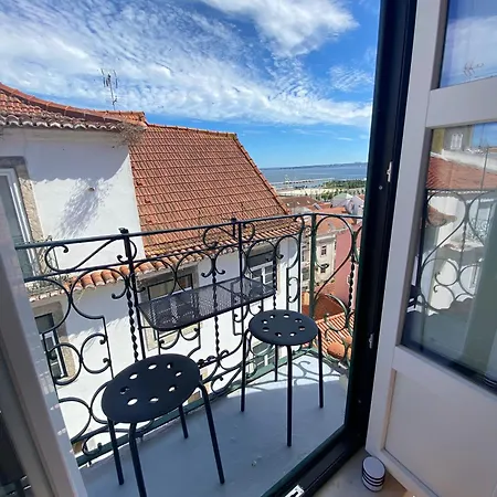 Duplex Alfama, River Views & Hydromassage *